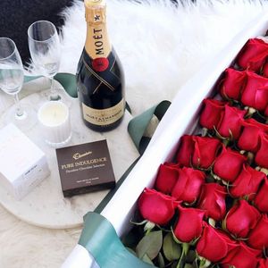 Red Rose Gift Box by Roses Only