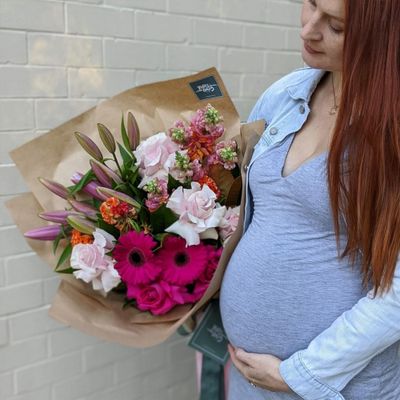 Congratulate a pregnancy with Roses Only flowers