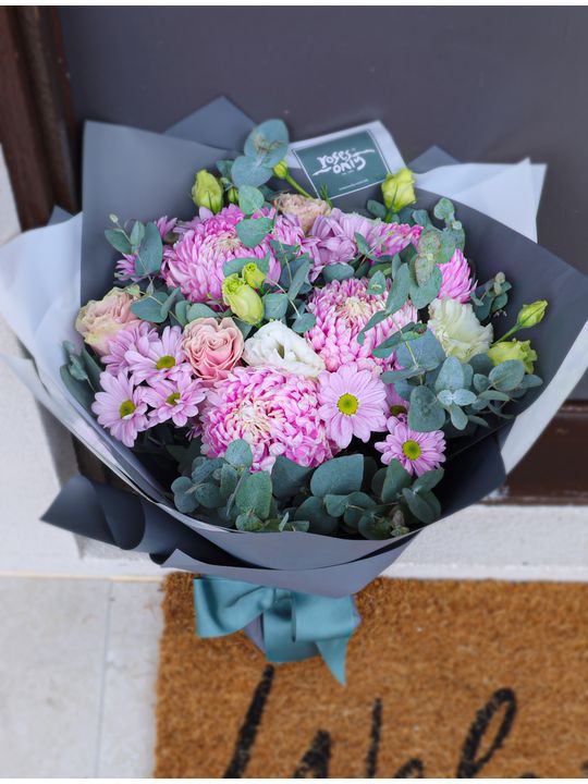 Soft Pink Mixed with FREE Chocs Flowers